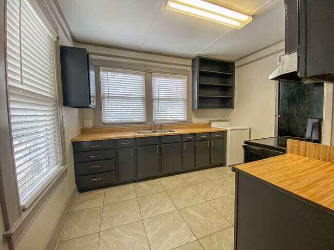 Building Photo - 1012 Love Ave