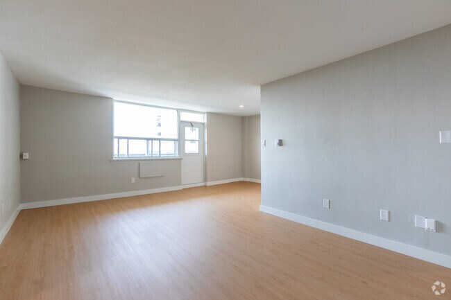 Interior Photo - 1577 Lawrence Avenue West