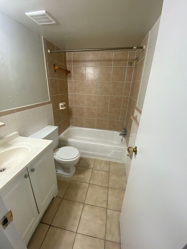 Foto del edificio - 1 bedroom-  NEW PAINT youtube video https:...