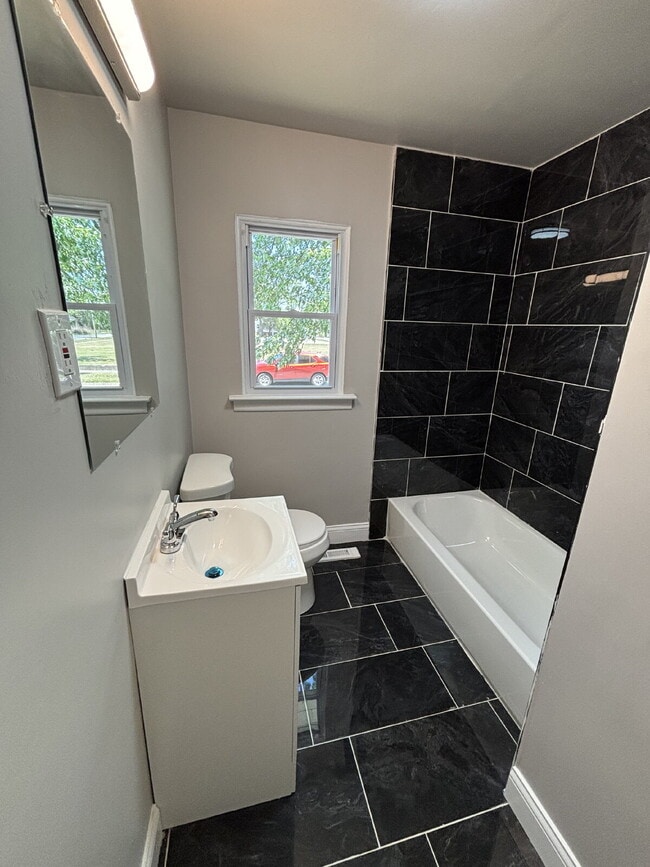 Building Photo - Charming 4-bed House in Gary!