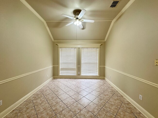 Building Photo - STOCKEWLL PLACE-NEW PRICE DROP AND 1/2 OFF...