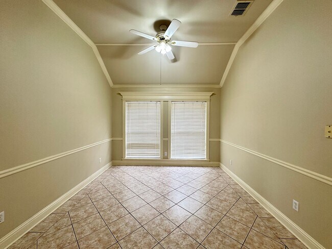 Foto del edificio - STOCKEWLL PLACE-NEW PRICE DROP AND 1/2 OFF...