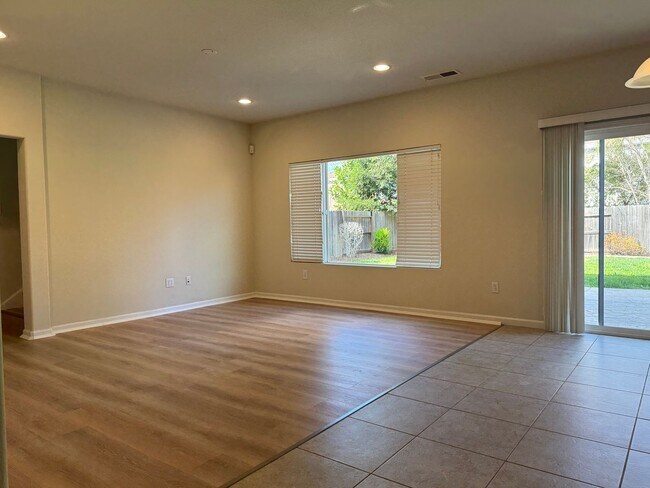 Foto del edificio - 5 bedroom home in W. Roseville. No carpet!
