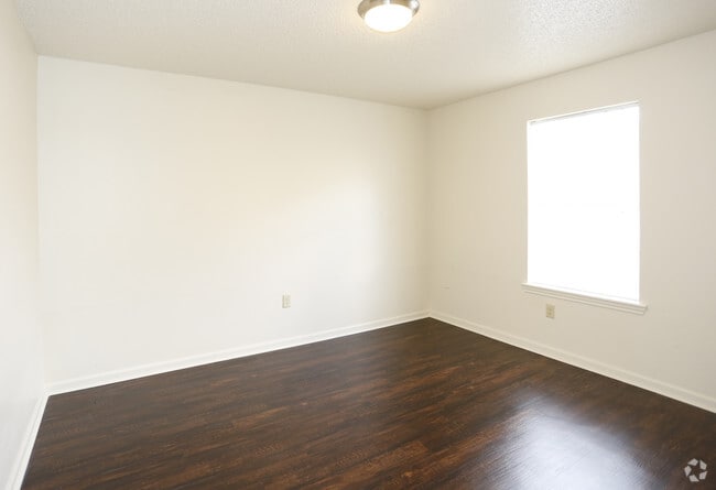 2BR/2BA -1116SF - Broadmoor Plantation Apartments
