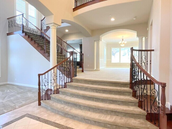 Foto del edificio - NEW PRICE ! Luxurious & Sought After Home In The Bucolic Hills Of Gated Norris Canyon Estates !