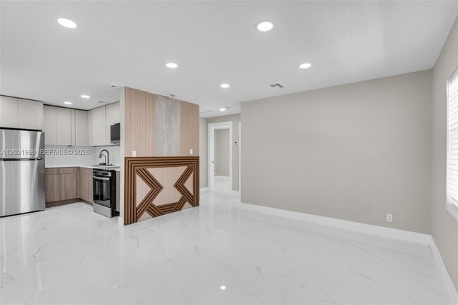 Foto del edificio - 1660 W 26th St