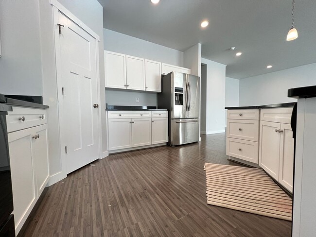 Building Photo - 3 Bd/2.5 Ba Single Family Home in Bluffdale