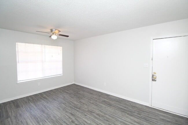 Foto del edificio - Bright and Fresh 1-Bedroom Apartment with Easy Access to UWF and West Florida Hospital
