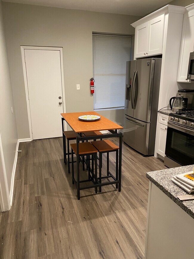 Foto del edificio - 3343 N Troy St