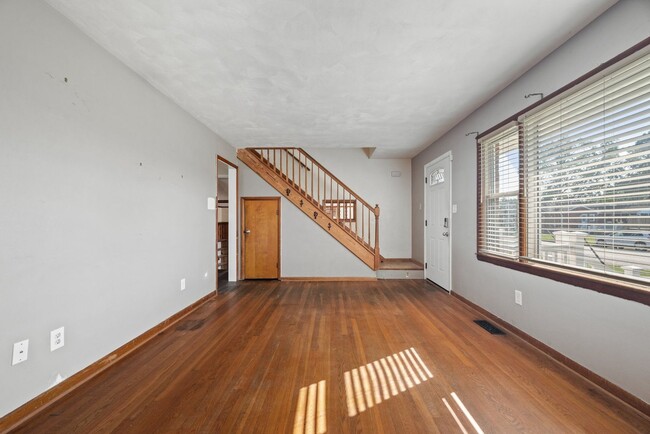 Building Photo - Spacious gem in the Foxhill neighborhood i...