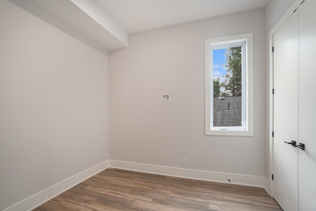 Building Photo - 404 Eden Ave