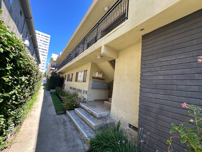 Building Photo - 1262 Granville Ave