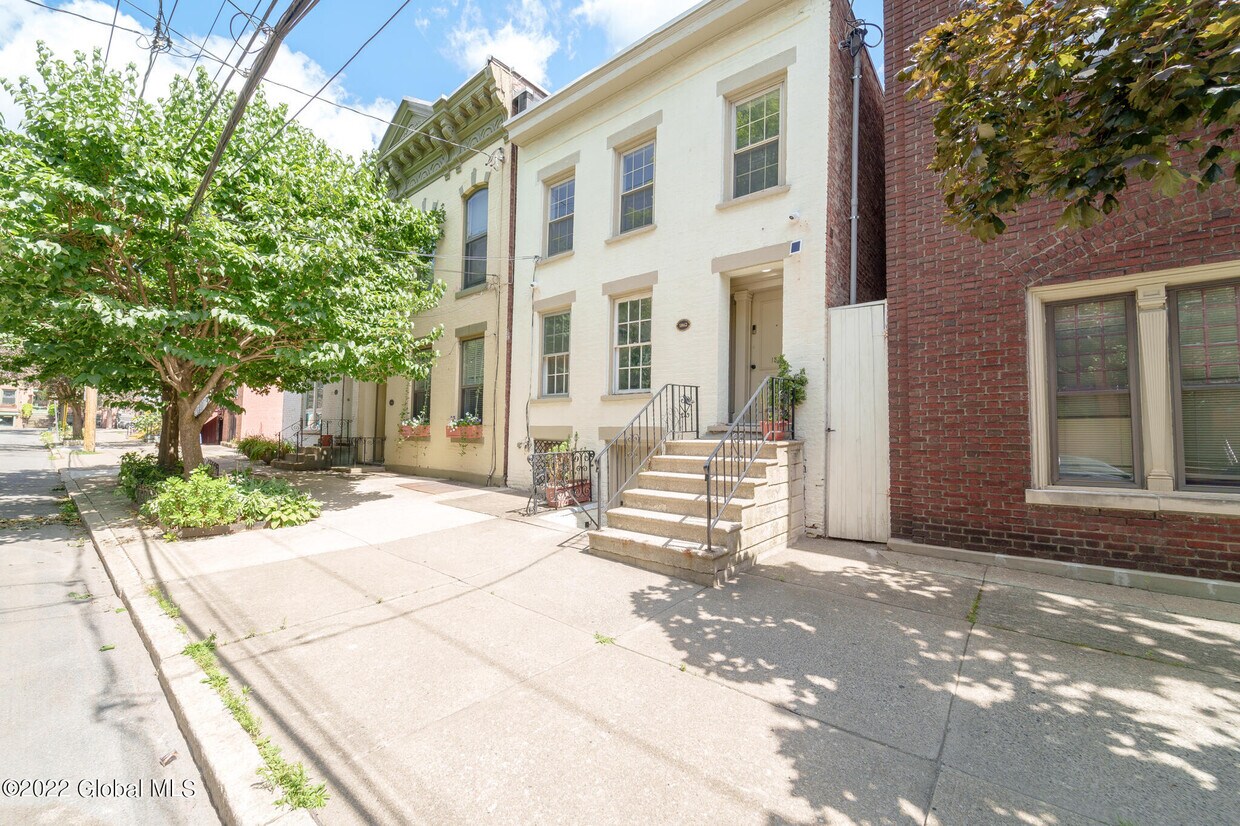 Primary Photo - 155 Chestnut St