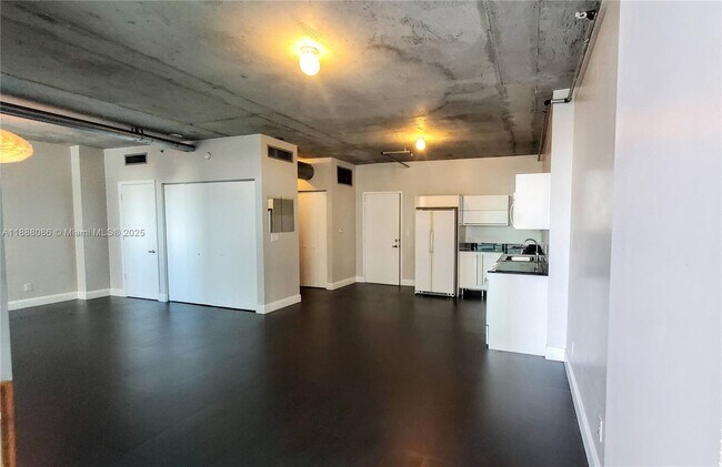 Foto del edificio - 690 SW 1st Ct