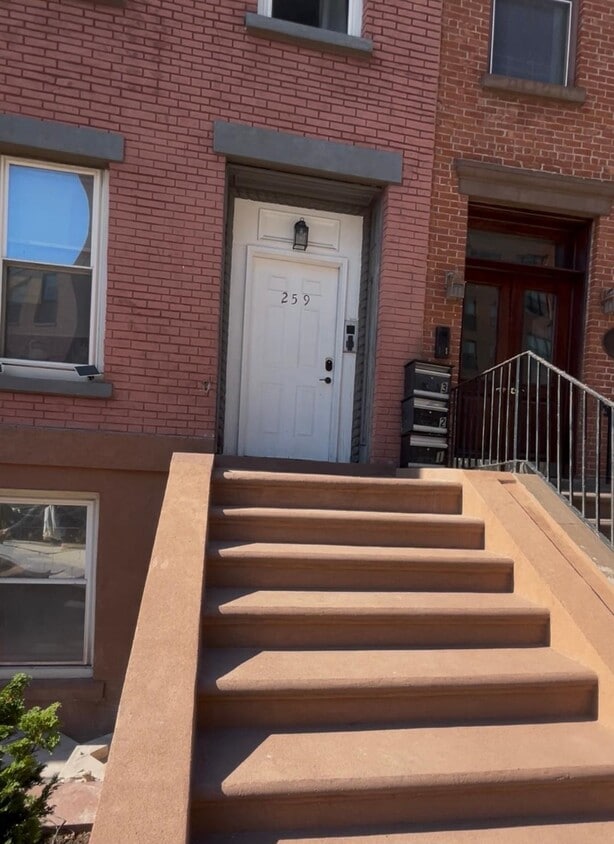 Primary Photo - 259 Grove St