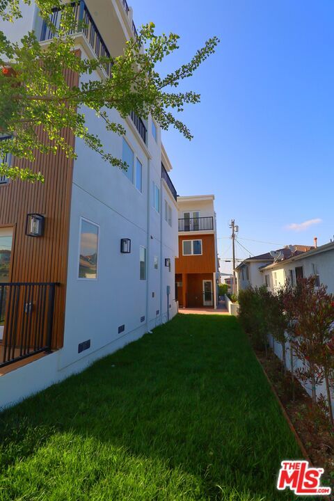 Building Photo - 776 1/2 W 25th St