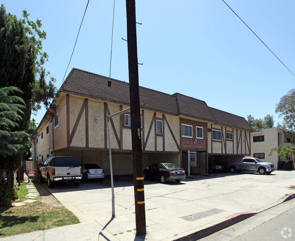Edificio - 16214 Vanowen St