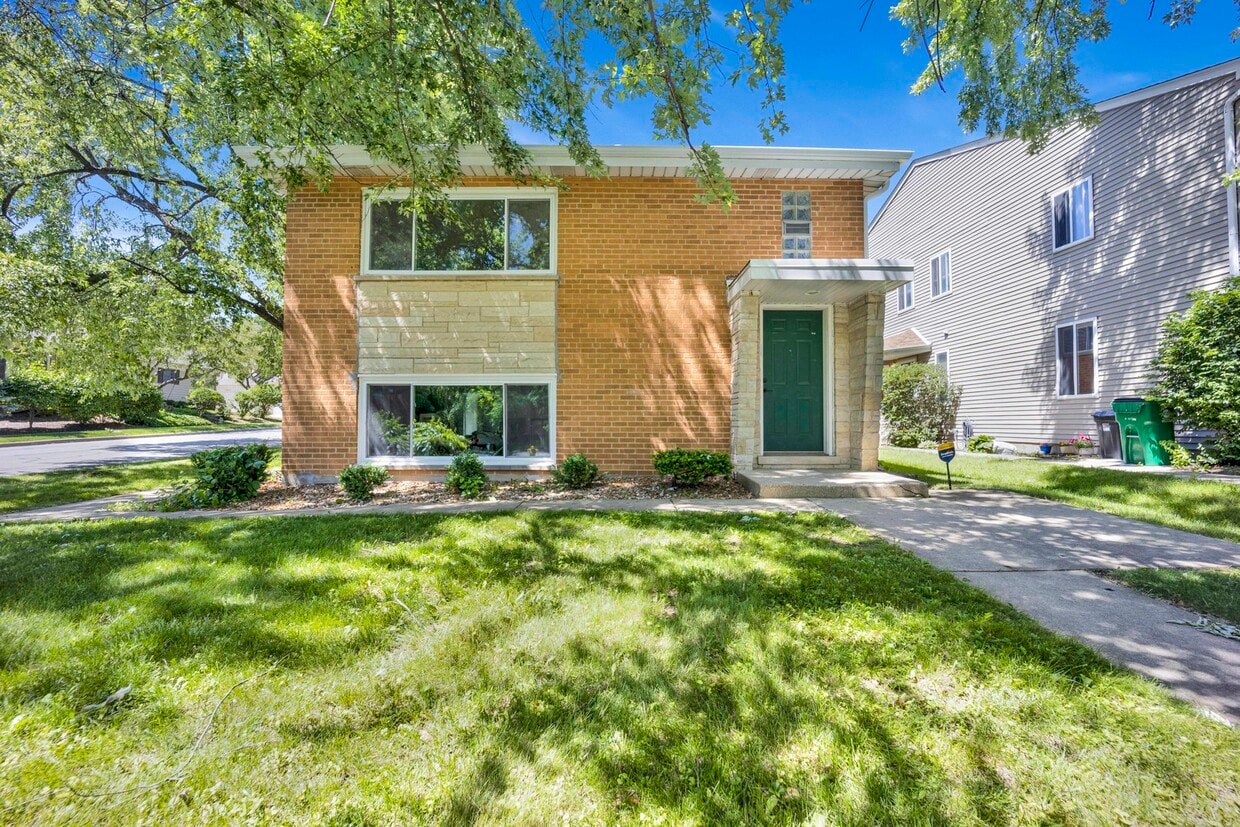 27W180 Cooley Ave, Winfield, IL 60190 House Rental in Winfield, IL