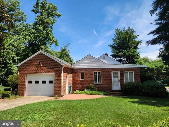 Building Photo - 3200 Russell Rd