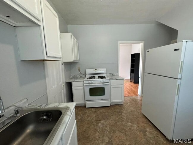 Building Photo - 539 N Elm Ave