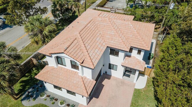 Foto del edificio - 1451 SW 11th Pl