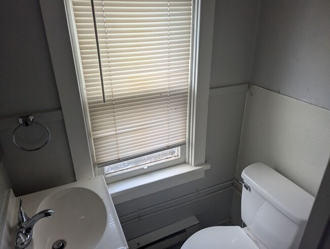 Building Photo - 2BR with backyard in Penbrook!