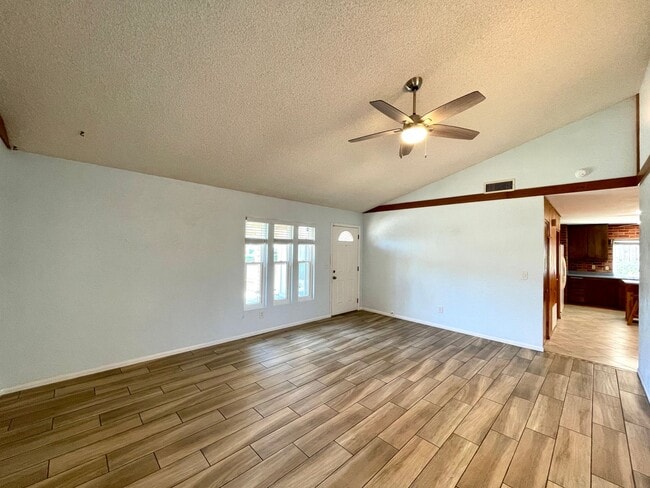 Building Photo - Great 4B/2BA w/ Large Kitchen & Beautiful ...