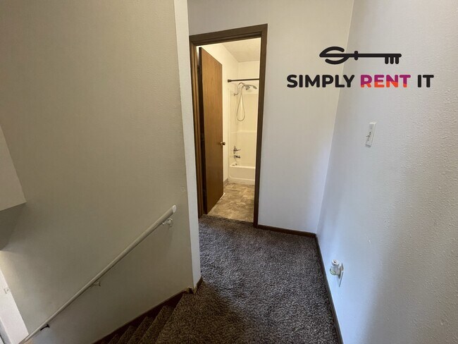 Foto del edificio - 3 Bedroom Duplex Available November!