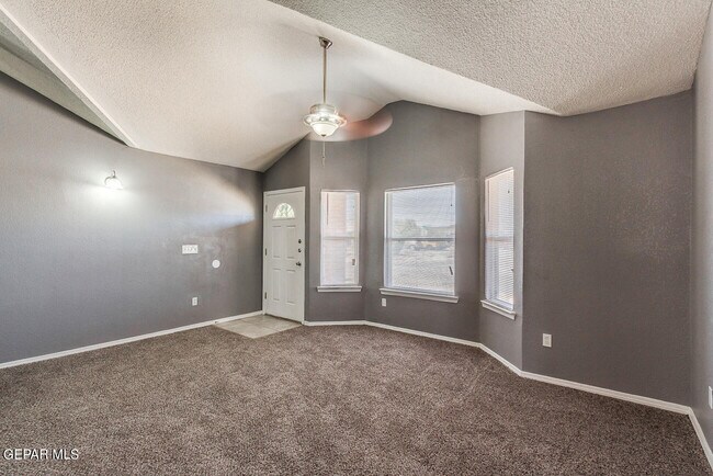 Foto del edificio - 14240 Bryce Dr