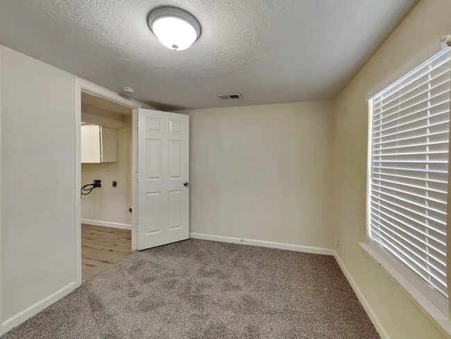 Building Photo - 5728 Kilpatrick Ave