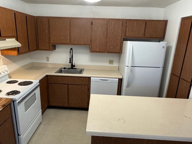 Building Photo - READY SOON! Ground-Level Condo in Universi...