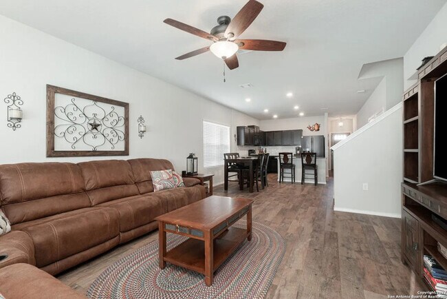 Building Photo - Charming 4 beds 2.5 baths in San Antonio!