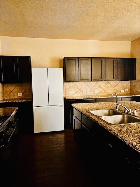 Building Photo - 223 Camellia Dr