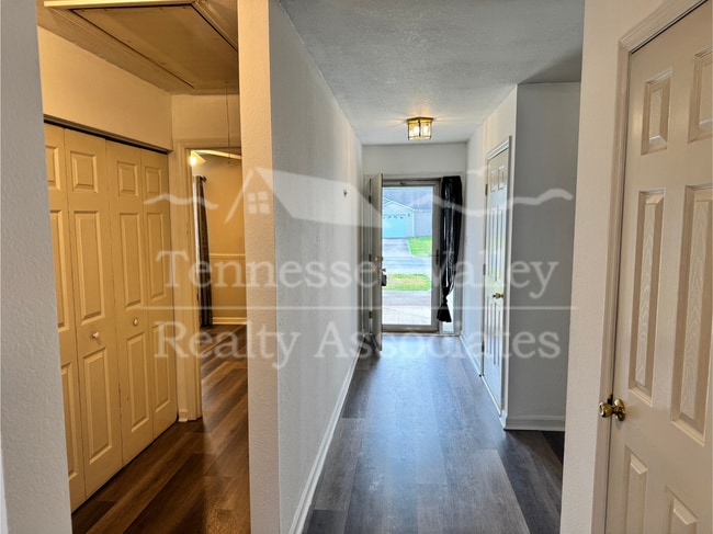 Building Photo - Charming 2 Bed, 2 Bath Townhouse in Knoxvi...