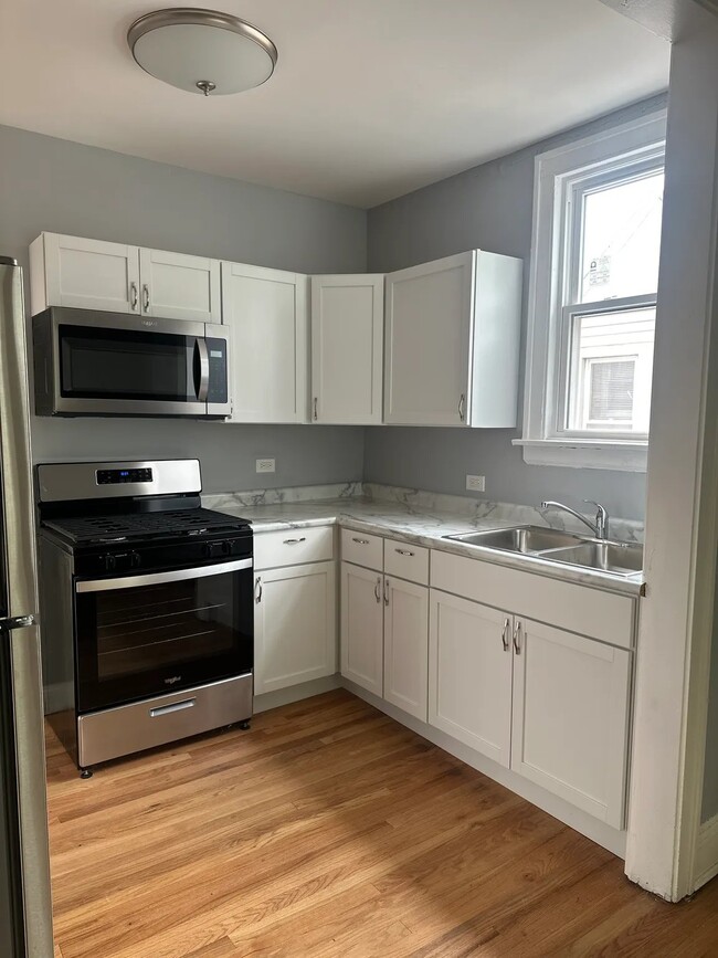 Building Photo - 2416 N Kilbourn Ave