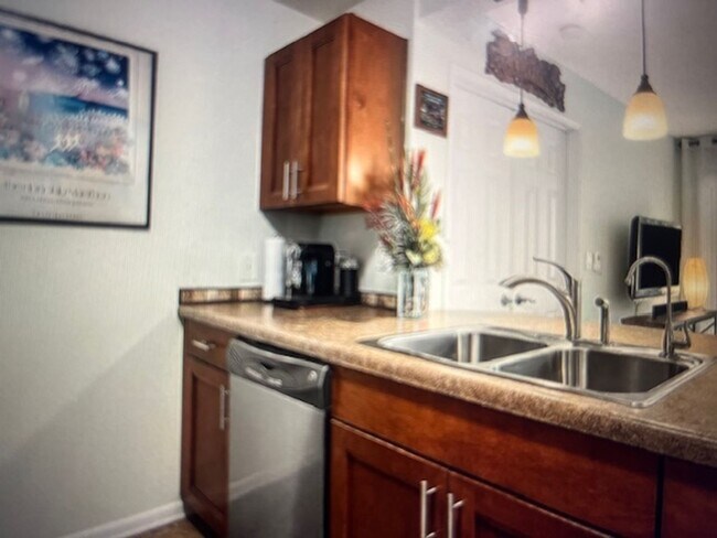 Building Photo - Fully Upgraded and Private 2 Bedroom Condo