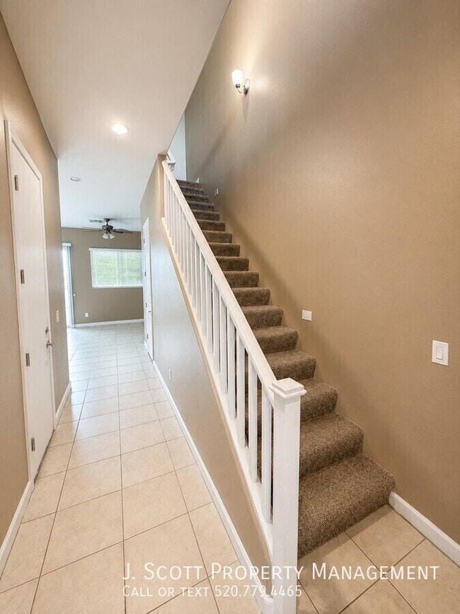 Building Photo - 1367 S Country Club Dr