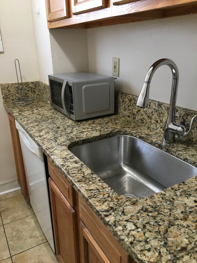 Kitchen Granite counters - 340 E 13th Ave