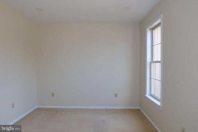 Building Photo - 1631 W Thistle Dr