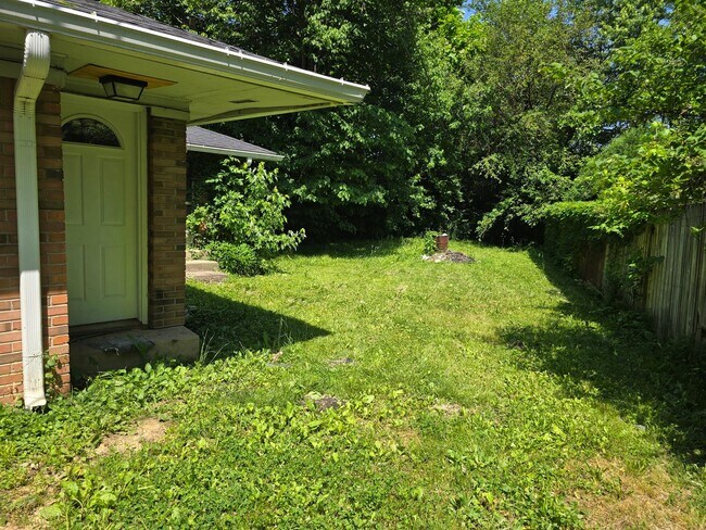 Building Photo - Tucked Away 2 bedroom