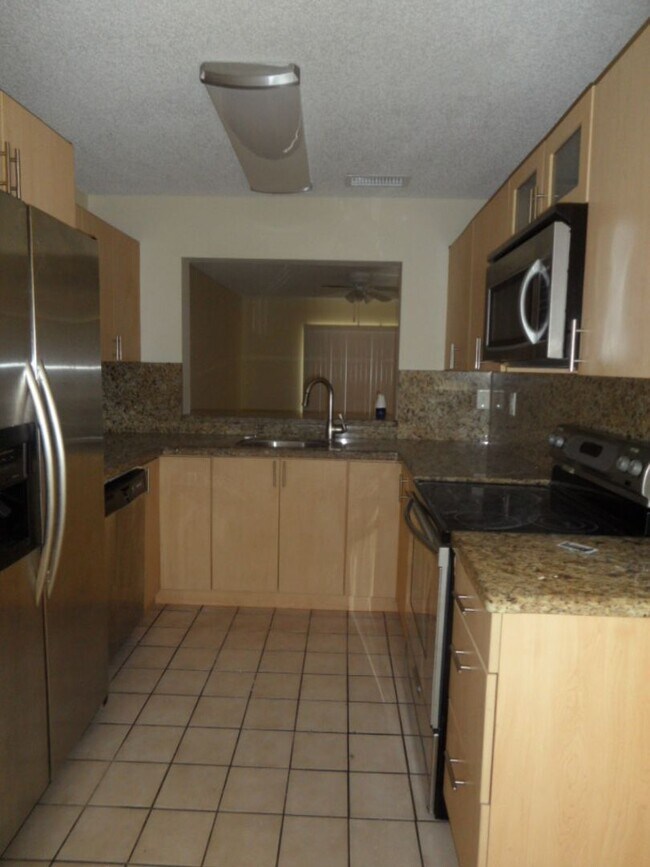 Building Photo - Townhome 2 Bedroom 2.5 Bathroom and fenced...