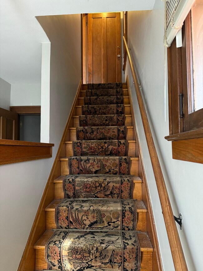 Entrada mirando hacia las escaleras del apartamento. - 40 W Tompkins St