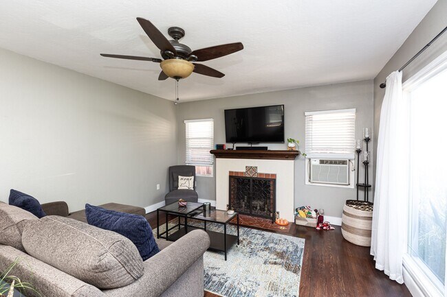 Building Photo - Charming, upgraded, and great outdoor spac...