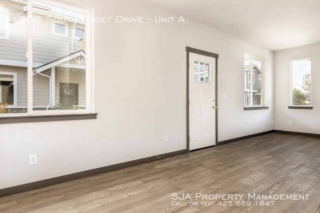 Building Photo - Brand New Luxury Townhomes