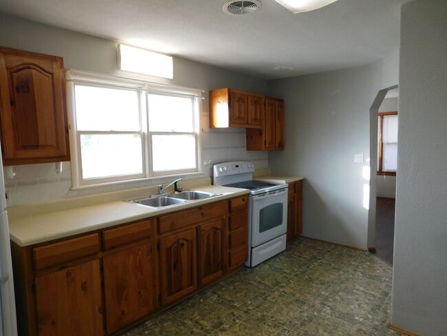 Building Photo - Spacious & remodeled 2 bedroom/1 bath dupl...