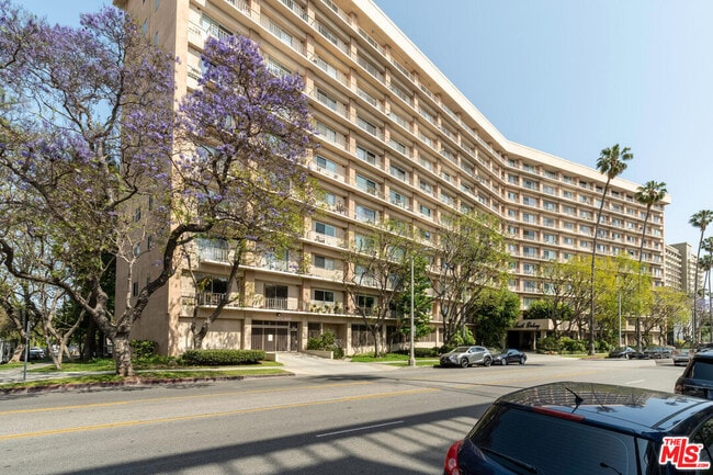 Foto del edificio - 100 S Doheny Dr