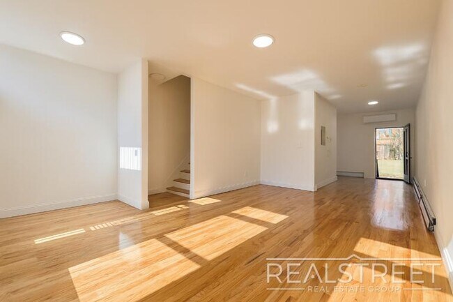 Foto del edificio - Charming 2 Bed 1.5 Bath Upper Duplex in Bu...