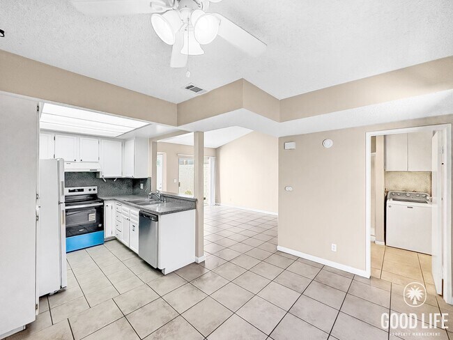 Foto del edificio - Great 2B/2BA Townhome in Escondido w/ AC, ...