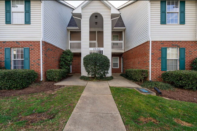 Foto del edificio - Lovely Cary Condo