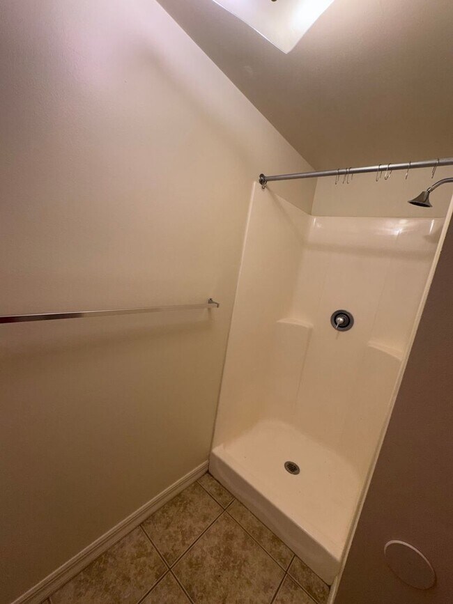 Building Photo - Budget-Friendly Studio Near SRU Campus